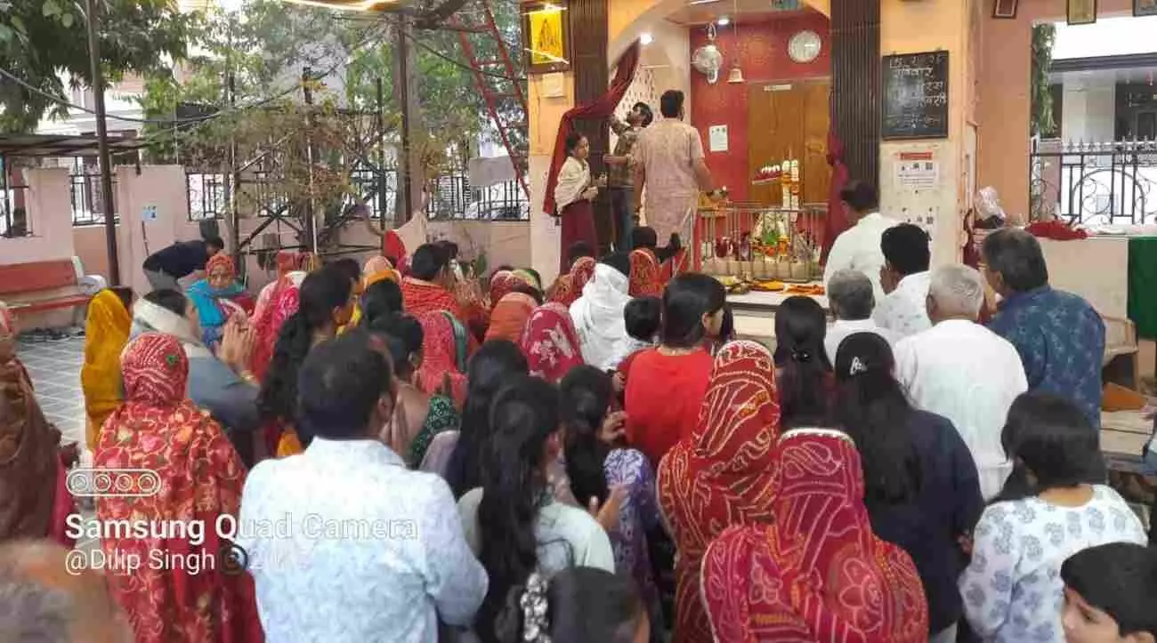 ब्यावर के प्राचीन शिव मंदिर में महाशिवरात्रि पर्व पर पूजा करते श्रद्धालु और फूलों से सजी झांकी।