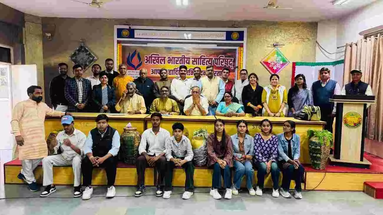 जयपुर में अखिल भारतीय साहित्य परिषद के अभ्यास वर्ग कार्यक्रम के दौरान दीप प्रज्वलन करते हुए अतिथि गण।