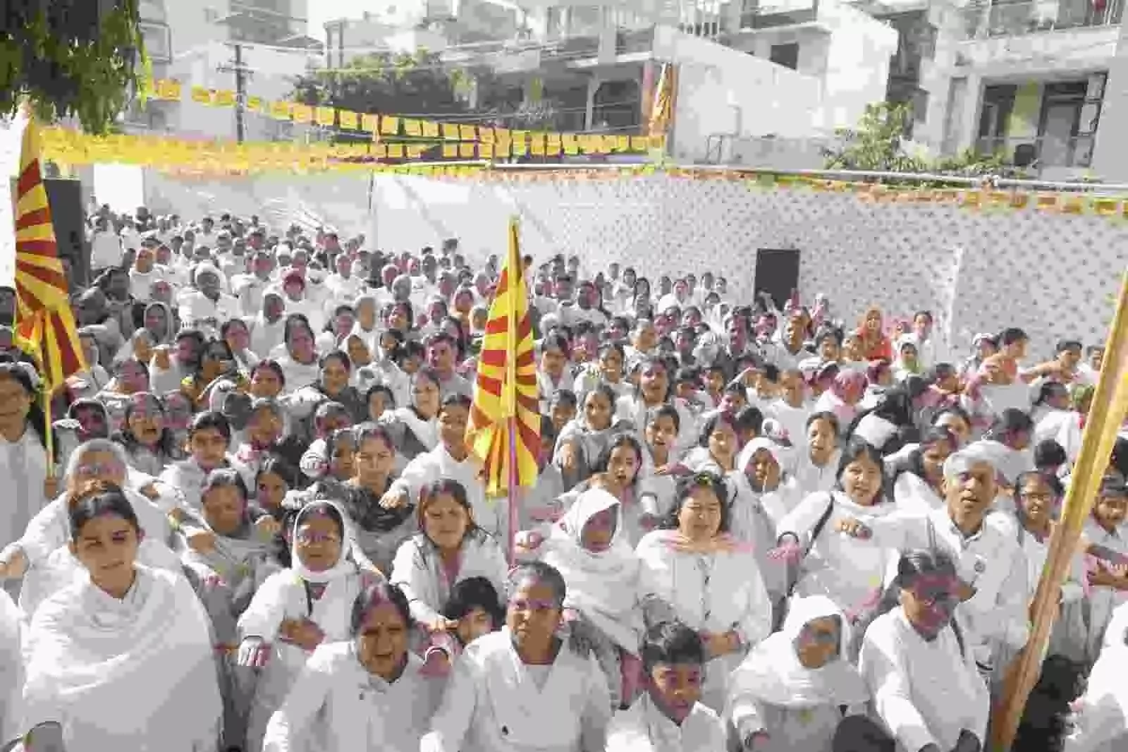 जयपुर राजा पार्क ब्रह्माकुमारी सेवाकेंद्र पर महाशिवरात्रि के अवसर पर दीप प्रज्वलन करते अतिथि और वरिष्ठ राजयोगिनी दीदियां।