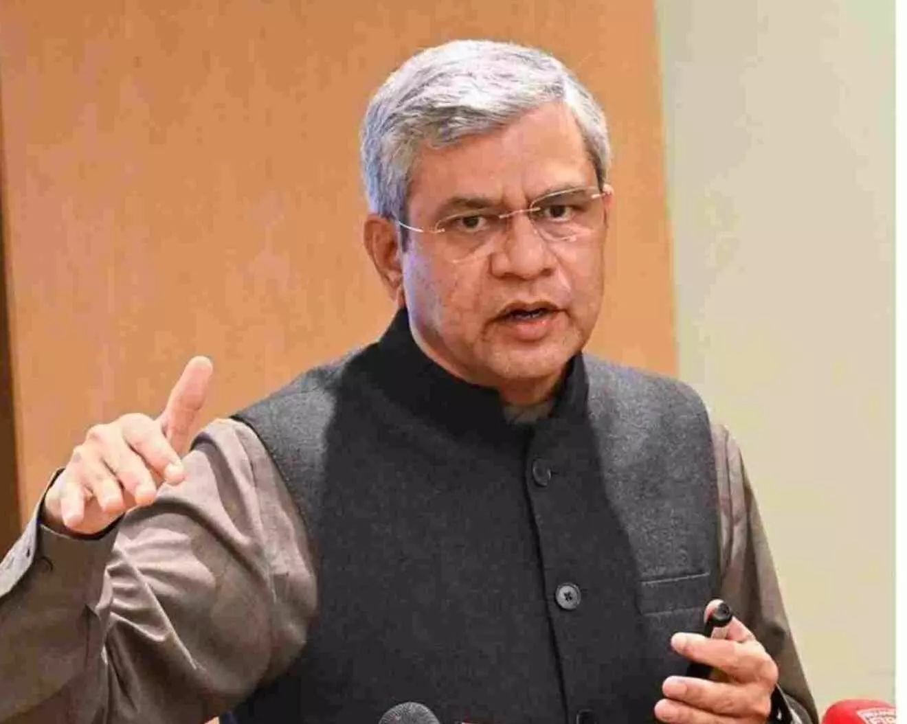 भारतीय रेलवे स्टेशन पर माल ढुलाई के लिए तैयार खड़ा आधुनिक गति शक्ति कार्गो टर्मिनल और रेल बुनियादी ढांचा। भारतीय रेलवे स्टेशन पर माल ढुलाई के लिए तैयार खड़ा आधुनिक गति शक्ति कार्गो टर्मिनल और रेल बुनियादी ढांचा।