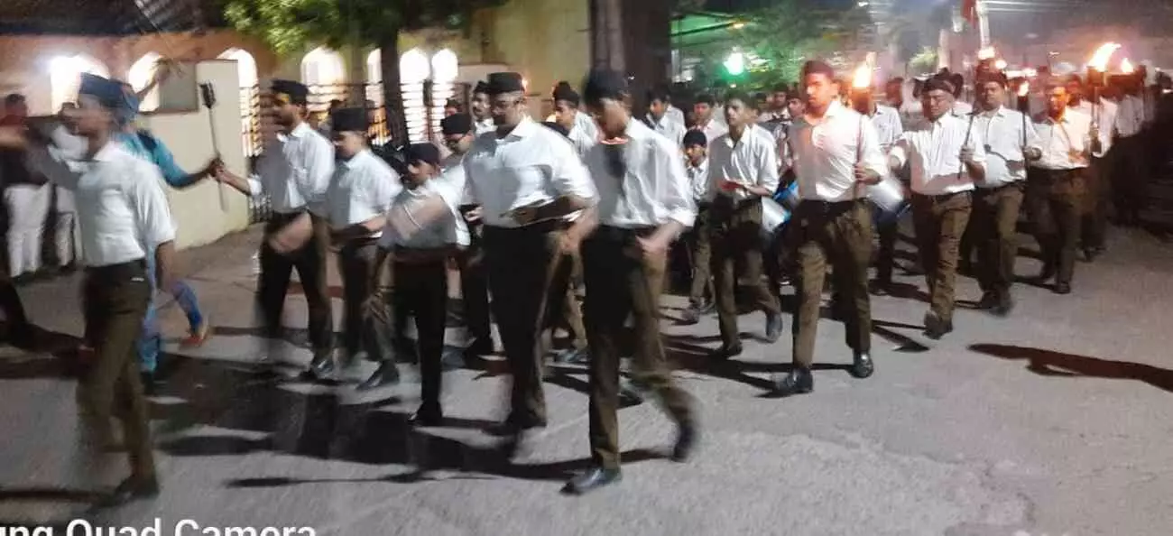 ब्यावर के मुख्य मार्गों पर घोष वाद्य यंत्रों और मशाल के साथ पथ संचलन करते आरएसएस स्वयंसेवक।