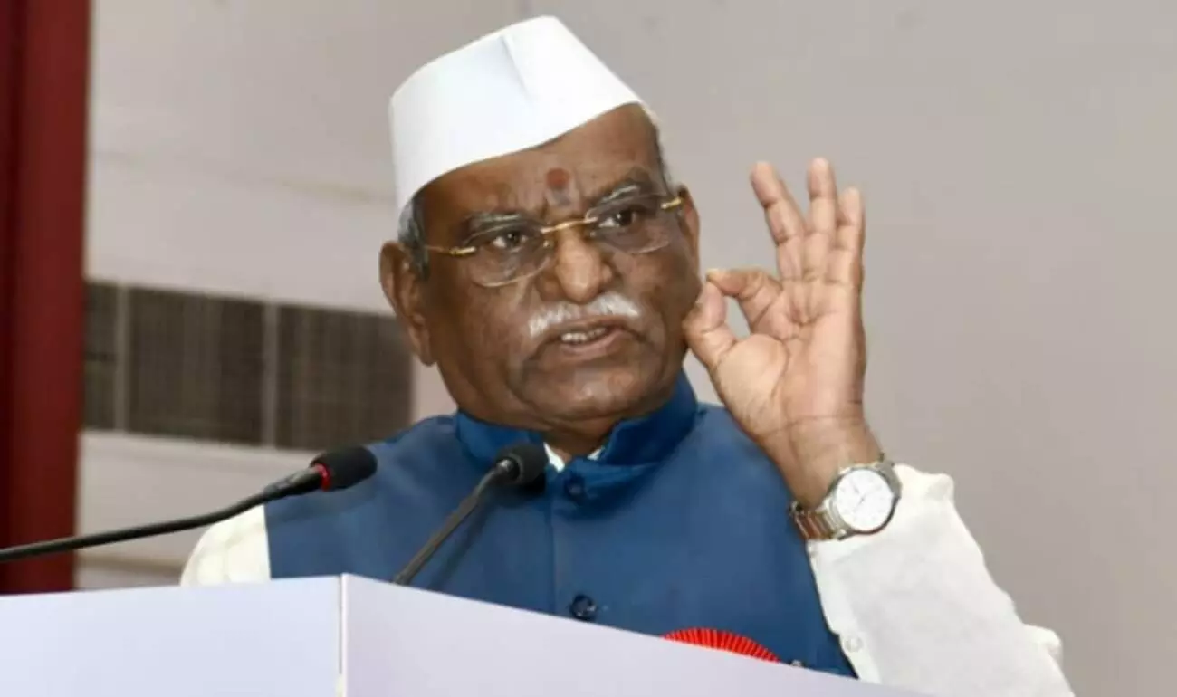 राजभवन जयपुर में बैठे हुए राजस्थान के राज्यपाल श्री हरिभाऊ बागडे की आधिकारिक तस्वीर।