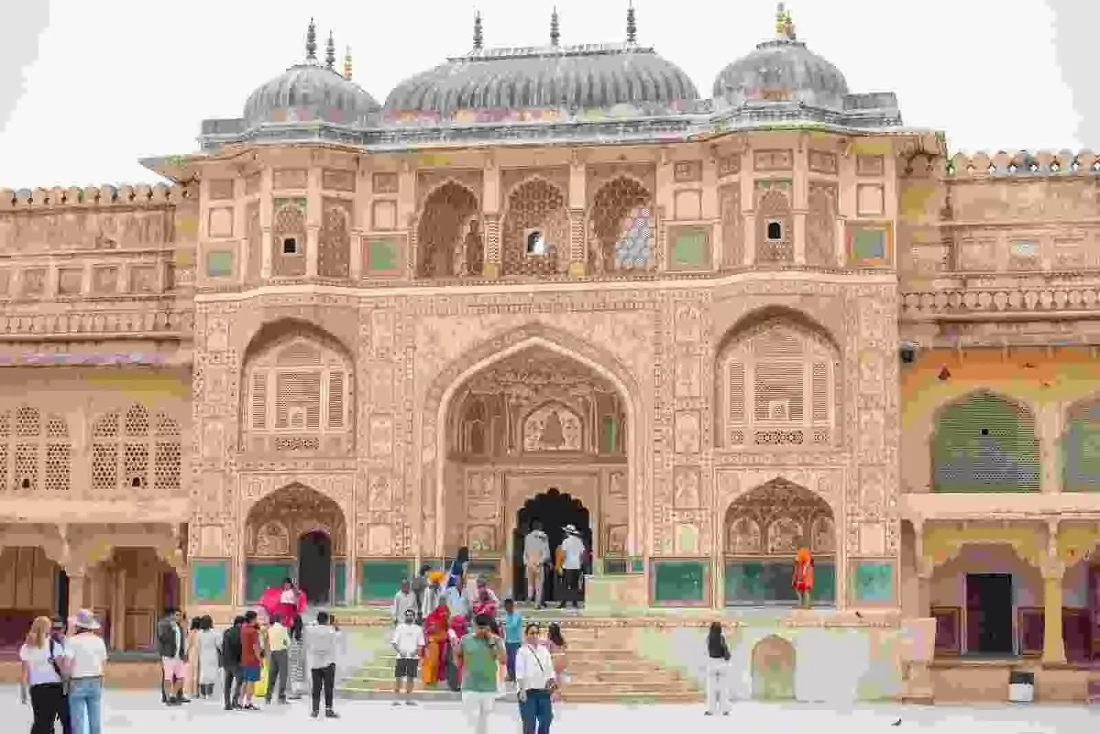 जयपुर स्थित आमेर दुर्ग के प्रांगण में ऐतिहासिक स्थापत्य कला और पर्यटन विकास कार्यों का दृश्य।