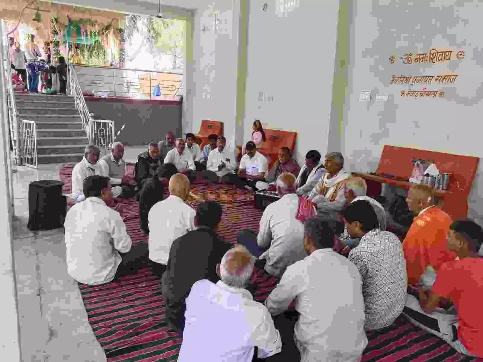 दरौली के श्रीयादे मंदिर में सजी श्रेयेस्वर महादेव की भव्य झांकी और भजनों पर नृत्य करते श्रद्धालु।