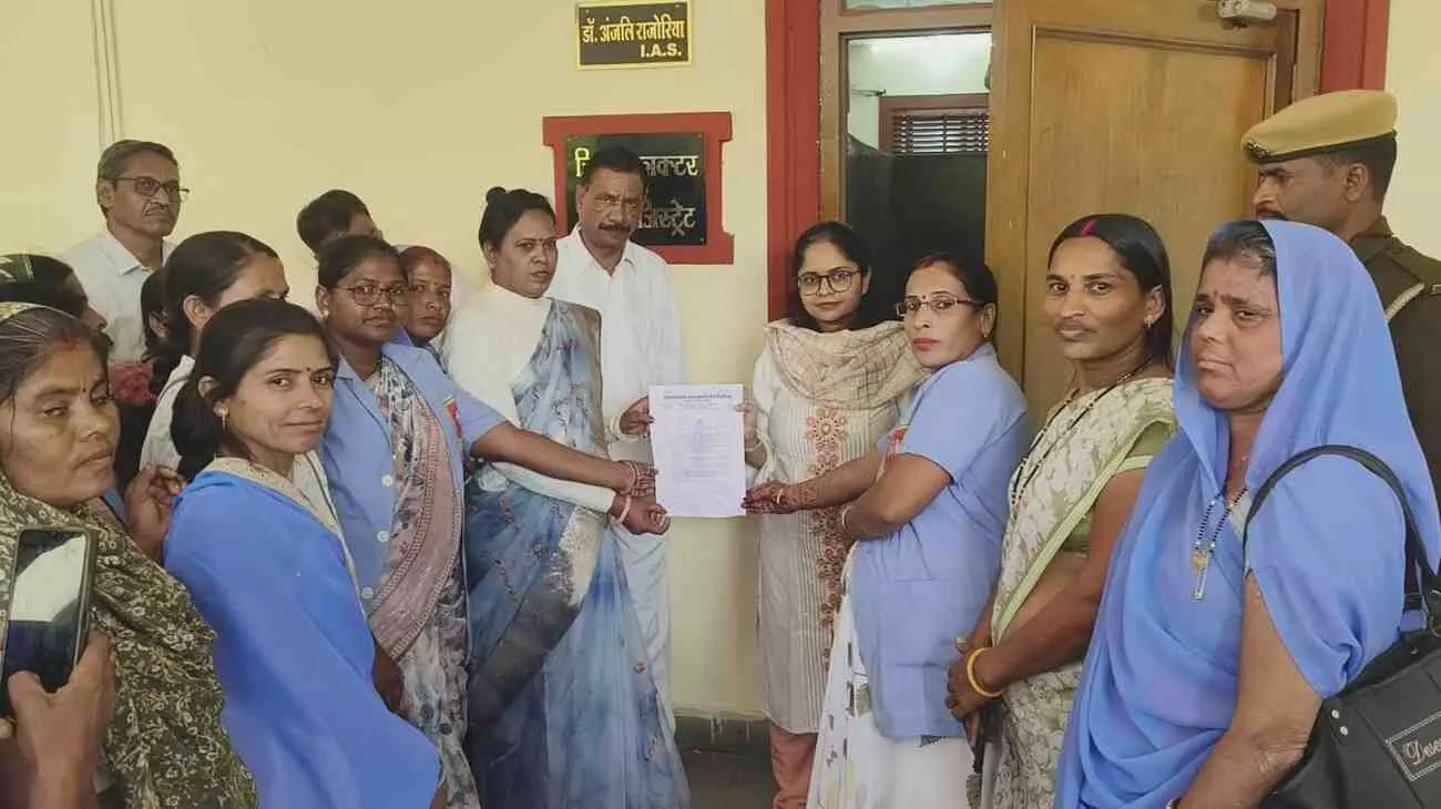 प्रतापगढ़ में कलेक्ट्रेट परिसर के बाहर ज्ञापन सौंपती राजस्थान प्रदेश आशा सहयोगिनी कर्मचारी संघ की महिला कार्यकर्ता।