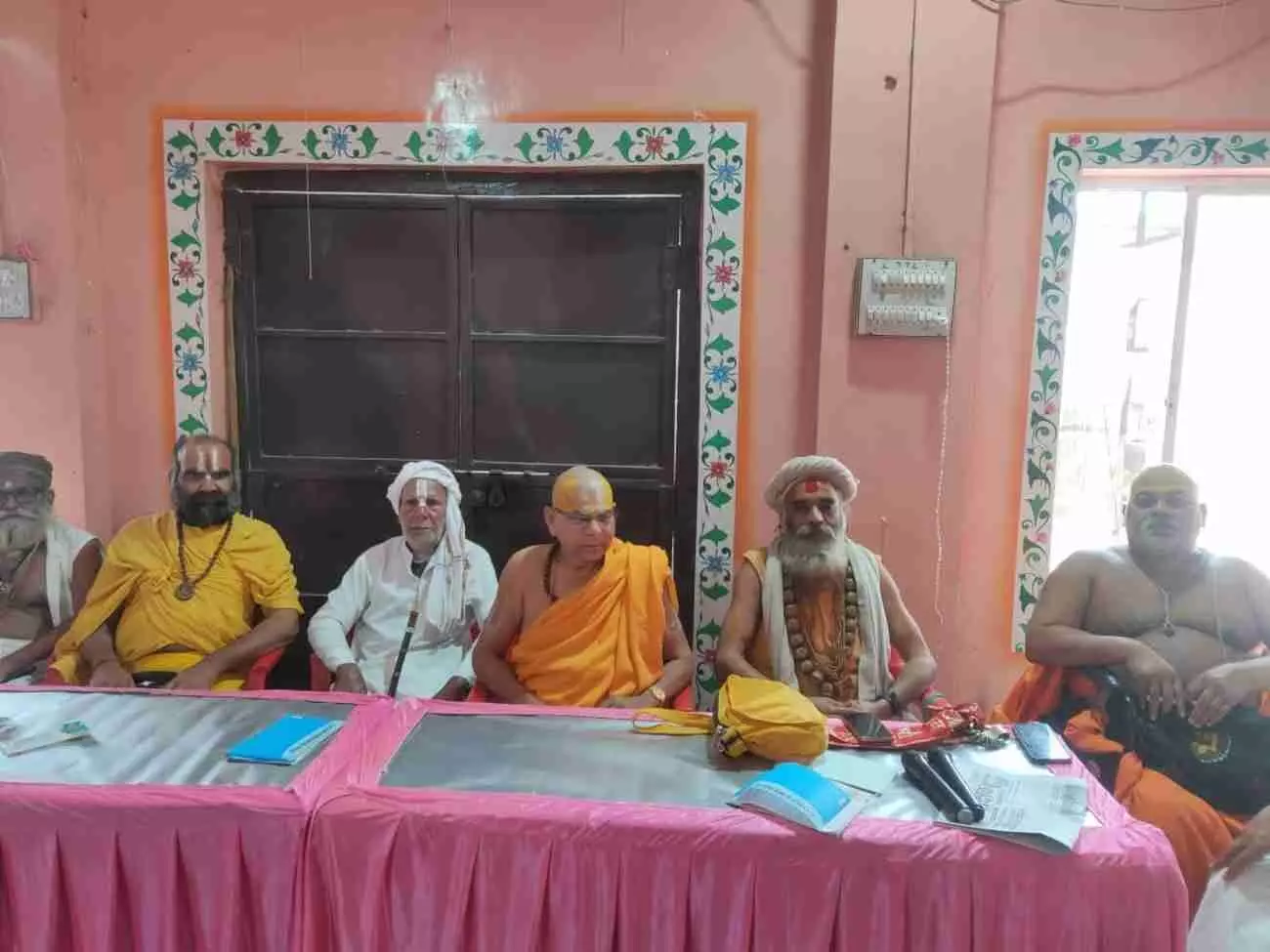 कोटा में प्रेस वार्ता के दौरान स्वामी अवधेशाचार्य जी महाराज शंकराचार्य विवाद पर वक्तव्य देते हुए। कोटा में प्रेस वार्ता के दौरान स्वामी अवधेशाचार्य जी महाराज शंकराचार्य विवाद पर वक्तव्य देते हुए।