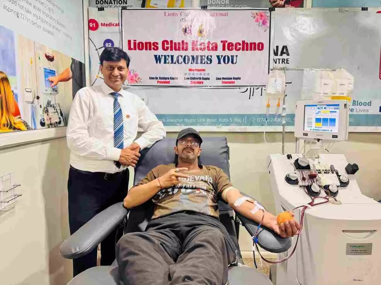 कोटा के एनएमसीएच में मशीन द्वारा सिंगल डोनर प्लेटलेट्स डोनेशन करते हुए एक युवक। कोटा के एनएमसीएच में मशीन द्वारा सिंगल डोनर प्लेटलेट्स डोनेशन करते हुए एक युवक।