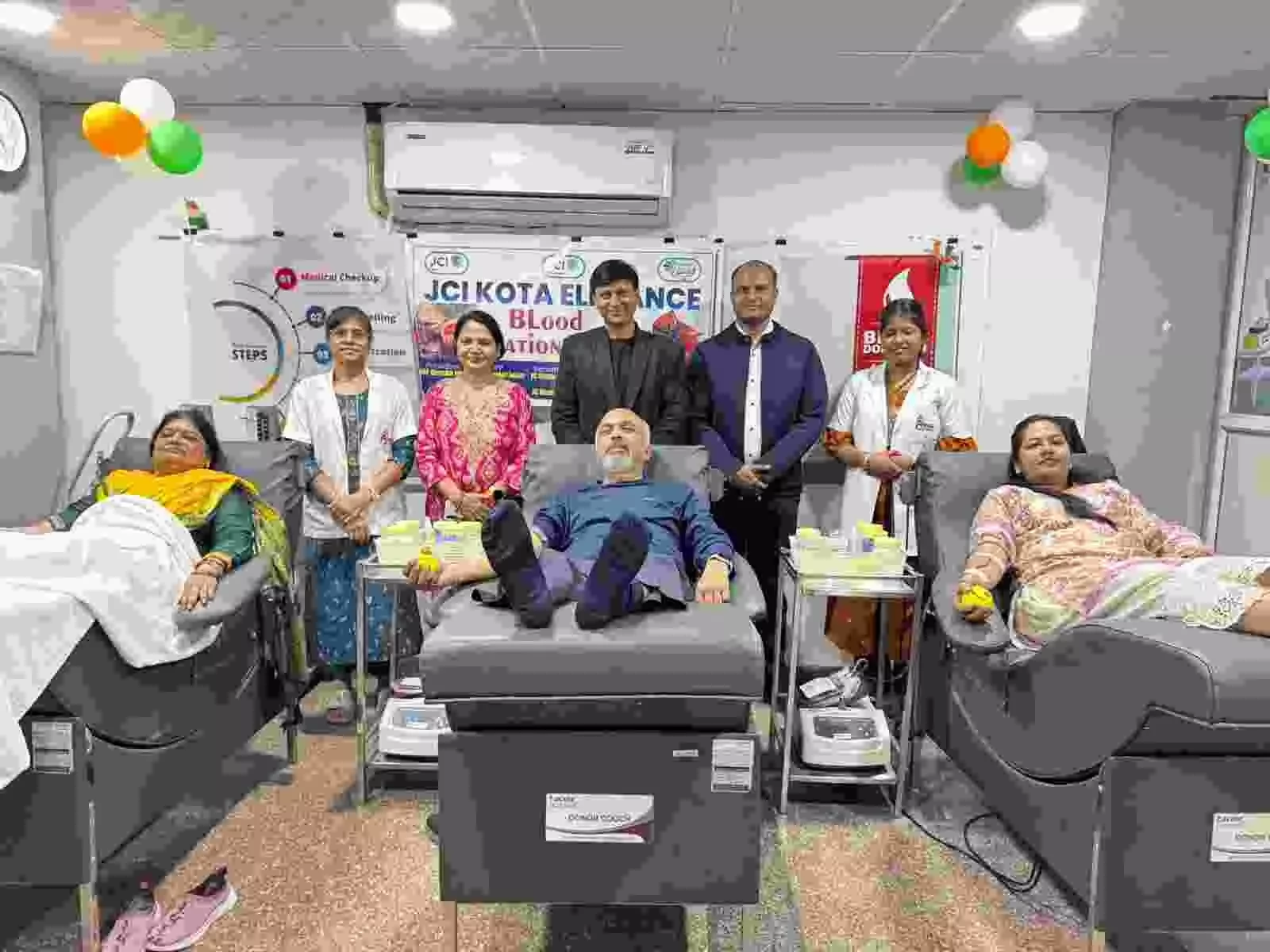 कोटा में जेसीआई एलिगेंस द्वारा आयोजित शिविर में रक्तदान करते हुए व्यक्ति और स्वास्थ्य जांच करते डॉक्टर। कोटा में जेसीआई एलिगेंस द्वारा आयोजित शिविर में रक्तदान करते हुए व्यक्ति और स्वास्थ्य जांच करते डॉक्टर।