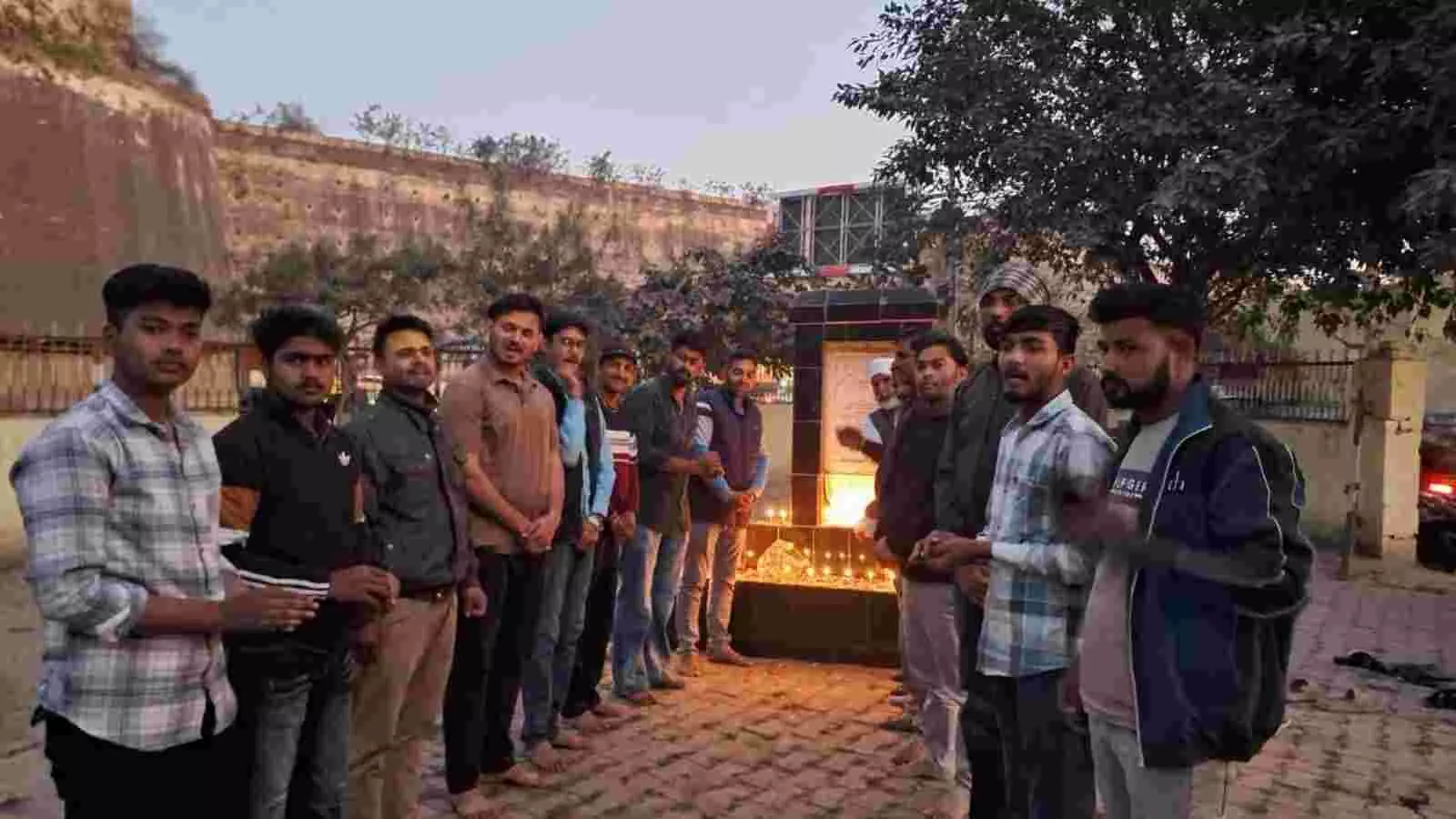 डीग में पुलवामा हमले के शहीदों को पुष्प अर्पित कर श्रद्धांजलि देते भाजपा युवा मोर्चा के कार्यकर्ता। डीग में पुलवामा हमले के शहीदों को पुष्प अर्पित कर श्रद्धांजलि देते भाजपा युवा मोर्चा के कार्यकर्ता।