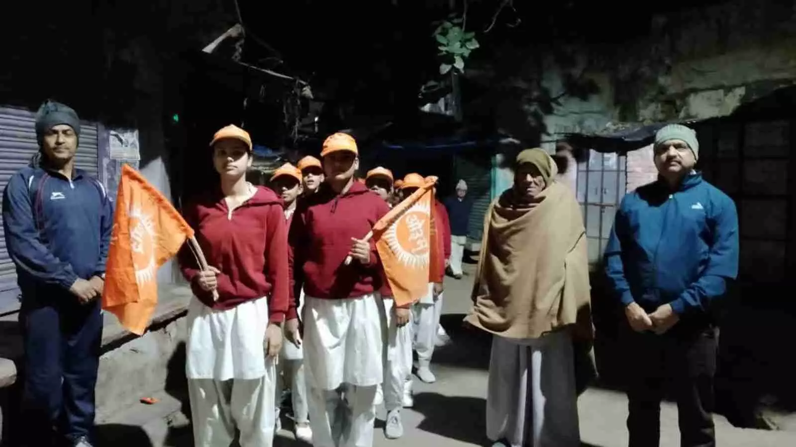 भुसावर के मुख्य बाजार में आर्य समाज की प्रभातफेरी के दौरान पदयात्रा करते हुए पुरुष और महिलाएं। भुसावर के मुख्य बाजार में आर्य समाज की प्रभातफेरी के दौरान पदयात्रा करते हुए पुरुष और महिलाएं।