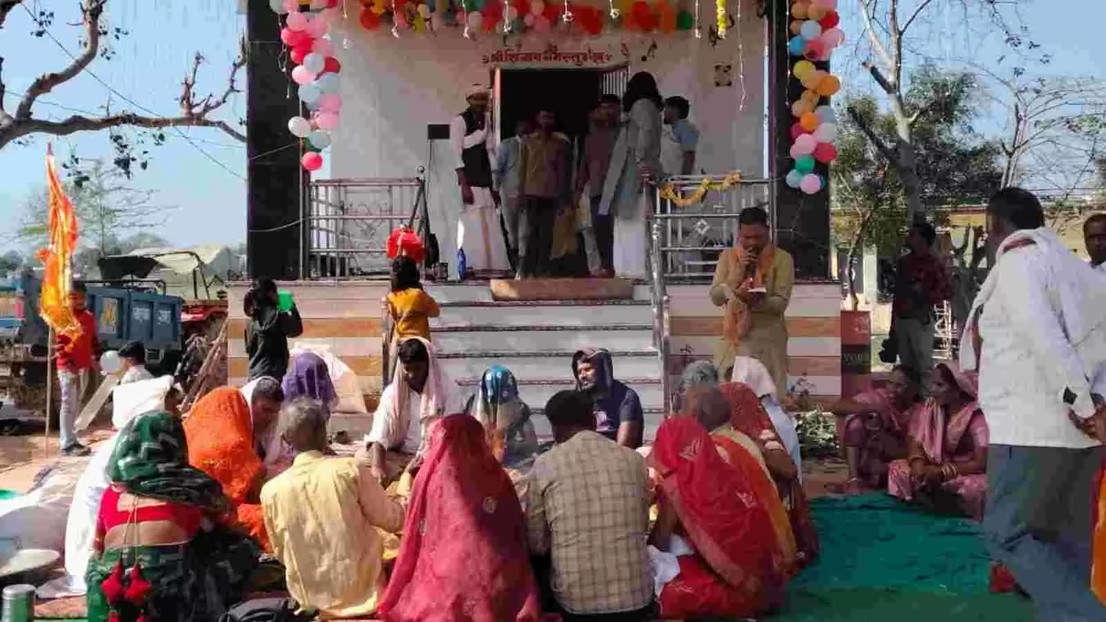 भरतपुर के मुखेना गांव में श्रीमद्भागवत कथा के समापन पर महायज्ञ करते हुए श्रद्धालु। भरतपुर के मुखेना गांव में श्रीमद्भागवत कथा के समापन पर महायज्ञ करते हुए श्रद्धालु।