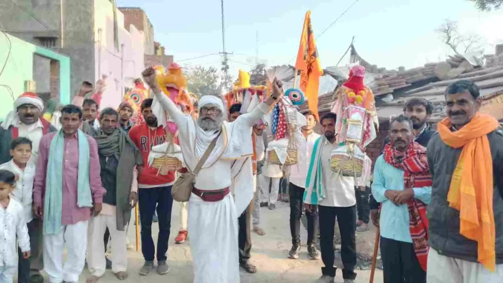 महाशिवरात्रि के पावन पर्व पर भुसावर के शिवालय में भगवान शिव का जलाभिषेक करते श्रद्धालु और कांवड़िए। महाशिवरात्रि के पावन पर्व पर भुसावर के शिवालय में भगवान शिव का जलाभिषेक करते श्रद्धालु और कांवड़िए।