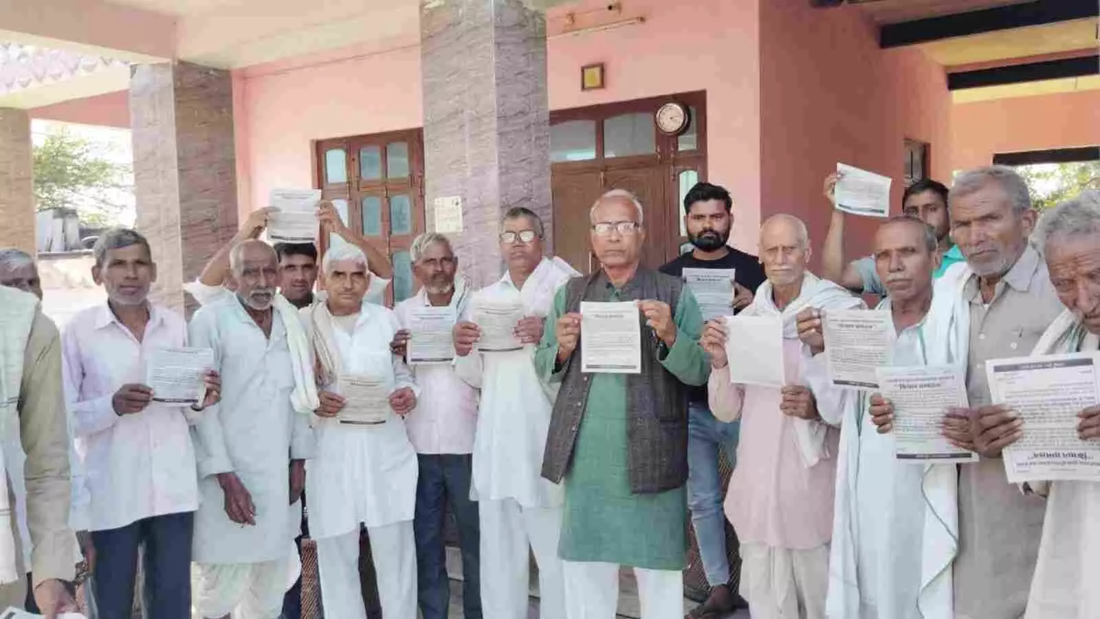 जहानपुर में किसान सम्मेलन के पोस्टर का विमोचन करते हुए ग्रामीण और किसान नेता। जहानपुर में किसान सम्मेलन के पोस्टर का विमोचन करते हुए ग्रामीण और किसान नेता।