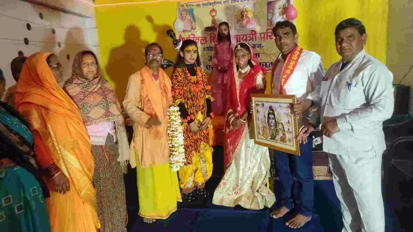 डीग के गायत्री मंदिर में शिव महोत्सव के दौरान आयोजित सांस्कृतिक कार्यक्रम में झांकी का प्रदर्शन। डीग के गायत्री मंदिर में शिव महोत्सव के दौरान आयोजित सांस्कृतिक कार्यक्रम में झांकी का प्रदर्शन।