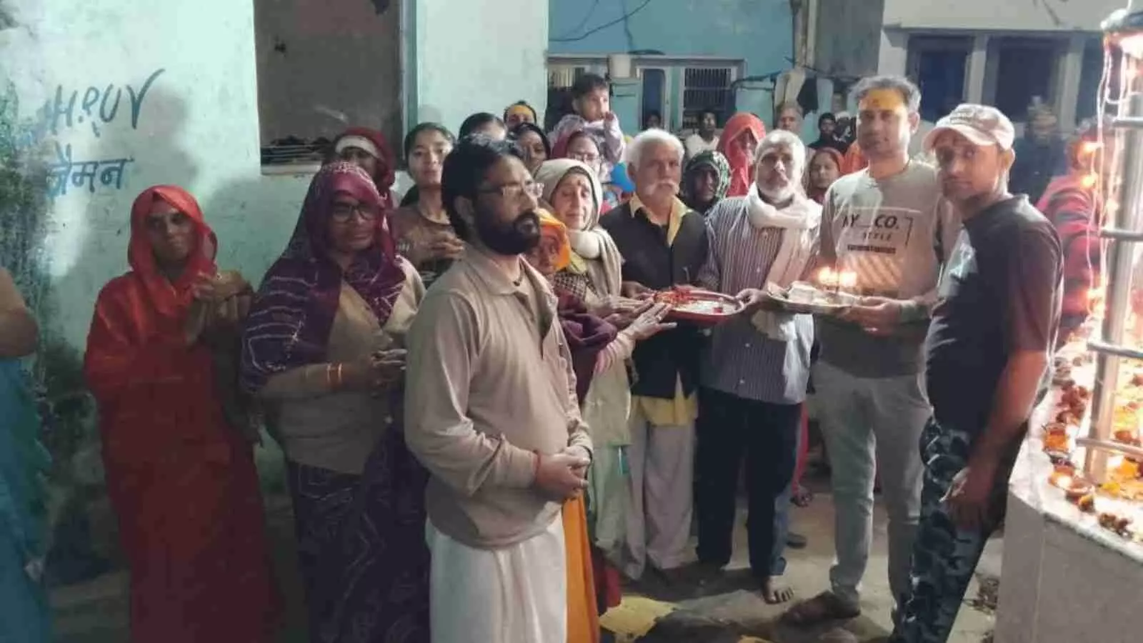 भुसावर की ब्राह्मण धर्मशाला में फूल बंगला झांकी के दौरान सजाई गई भगवान शिव की अलौकिक प्रतिमा और दीपदान करते श्रद्धालु। भुसावर की ब्राह्मण धर्मशाला में फूल बंगला झांकी के दौरान सजाई गई भगवान शिव की अलौकिक प्रतिमा और दीपदान करते श्रद्धालु।