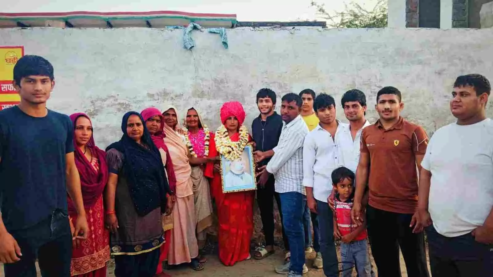 डीग में नवनियुक्त महिला कांग्रेस जिला उपाध्यक्ष सुनीता फौजदार का स्वागत करते कार्यकर्ता और समर्थक। डीग में नवनियुक्त महिला कांग्रेस जिला उपाध्यक्ष सुनीता फौजदार का स्वागत करते कार्यकर्ता और समर्थक।