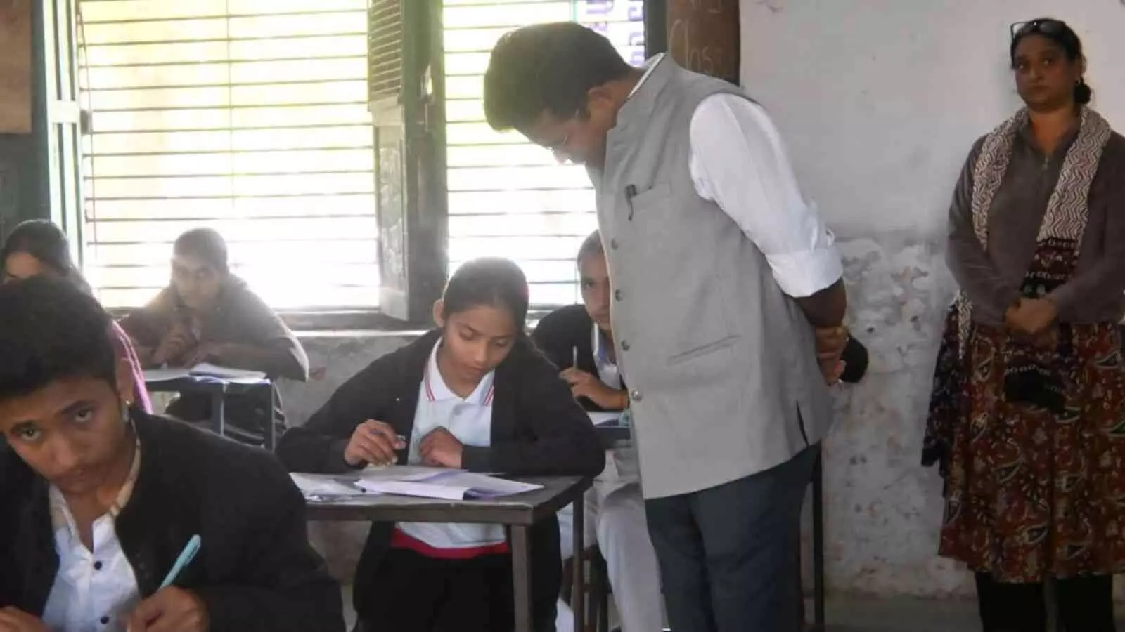 चित्तौड़गढ़ के परीक्षा केंद्र में कक्षा का निरीक्षण करते जिला कलक्टर आलोक रंजन। चित्तौड़गढ़ के परीक्षा केंद्र में कक्षा का निरीक्षण करते जिला कलक्टर आलोक रंजन।