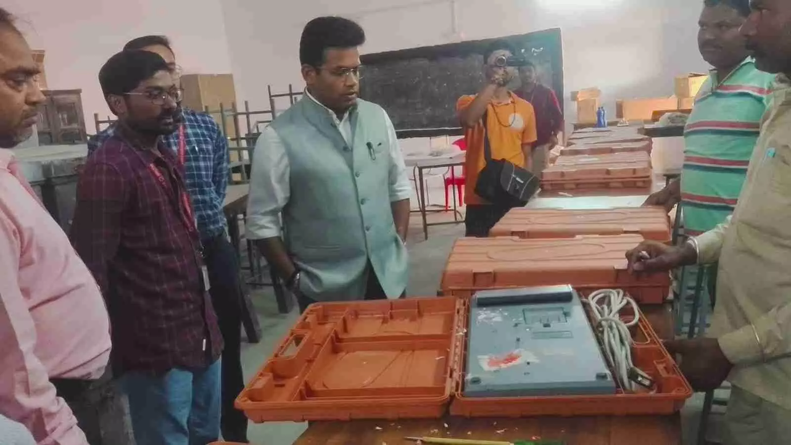 चित्तौड़गढ़ के राजकीय विद्यालय में जिला कलेक्टर ईवीएम मशीनों की तकनीकी जांच का अवलोकन करते हुए। चित्तौड़गढ़ के राजकीय विद्यालय में जिला कलेक्टर ईवीएम मशीनों की तकनीकी जांच का अवलोकन करते हुए।