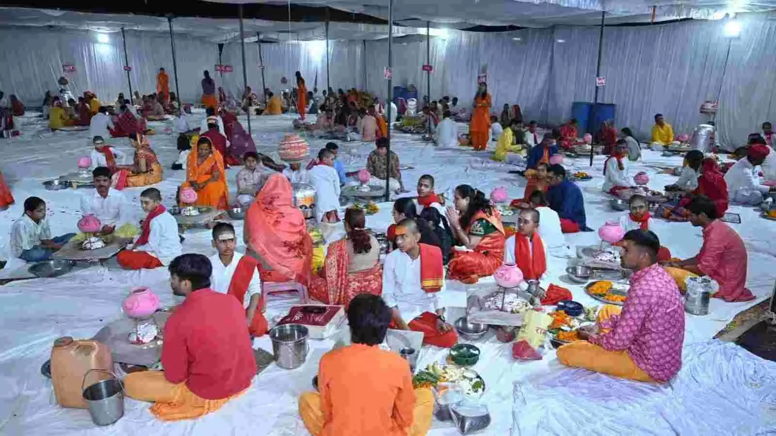 चित्तौड़गढ़ की कल्लाजी वेदपीठ में महाशिवरात्रि पर स्थापित किए गए सवा लाख पार्थिव शिवलिंग और एकादश रुद्र स्वरूप। चित्तौड़गढ़ की कल्लाजी वेदपीठ में महाशिवरात्रि पर स्थापित किए गए सवा लाख पार्थिव शिवलिंग और एकादश रुद्र स्वरूप।