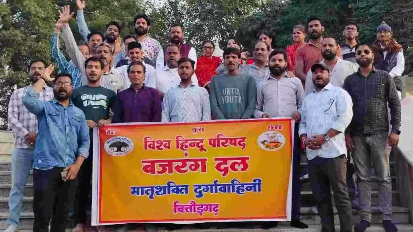 चित्तौड़गढ़ शहीद स्मारक पर पुलवामा के शहीदों को पुष्पांजलि अर्पित करते विश्व हिंदू परिषद के कार्यकर्ता। चित्तौड़गढ़ शहीद स्मारक पर पुलवामा के शहीदों को पुष्पांजलि अर्पित करते विश्व हिंदू परिषद के कार्यकर्ता।