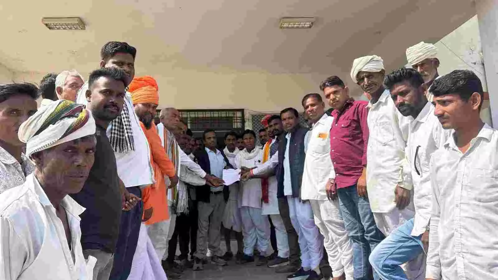 लसाड़िया में मीणा समाज के प्रतिनिधि उपखंड अधिकारी को सामाजिक निर्णयों का ज्ञापन सौंपते हुए। लसाड़िया में मीणा समाज के प्रतिनिधि उपखंड अधिकारी को सामाजिक निर्णयों का ज्ञापन सौंपते हुए।