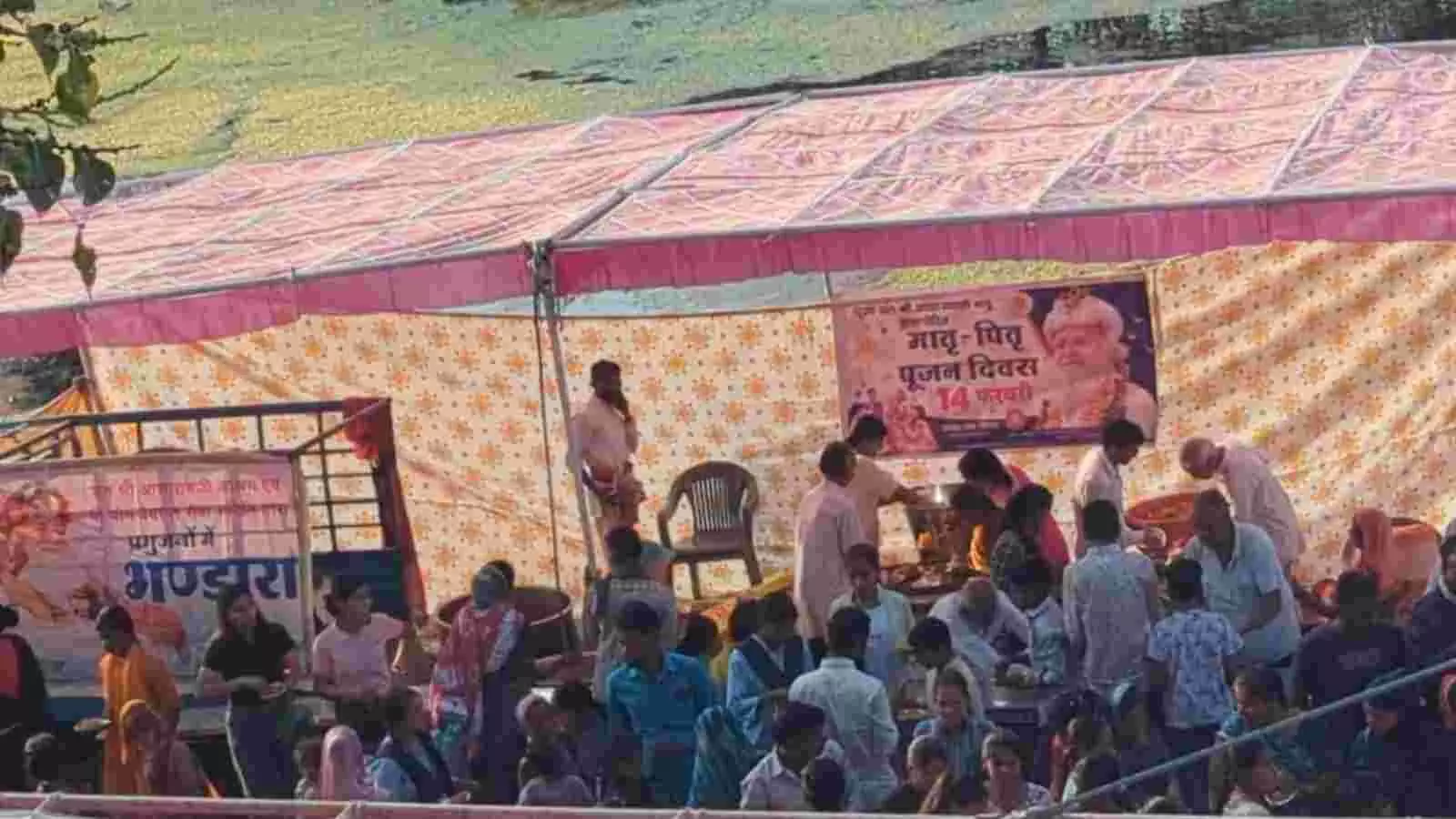 आमेट के वेवर महादेव मेला प्रांगण में श्रद्धालुओं को प्रसाद वितरण करते आश्रम के सेवाभावी स्वयंसेवक।
