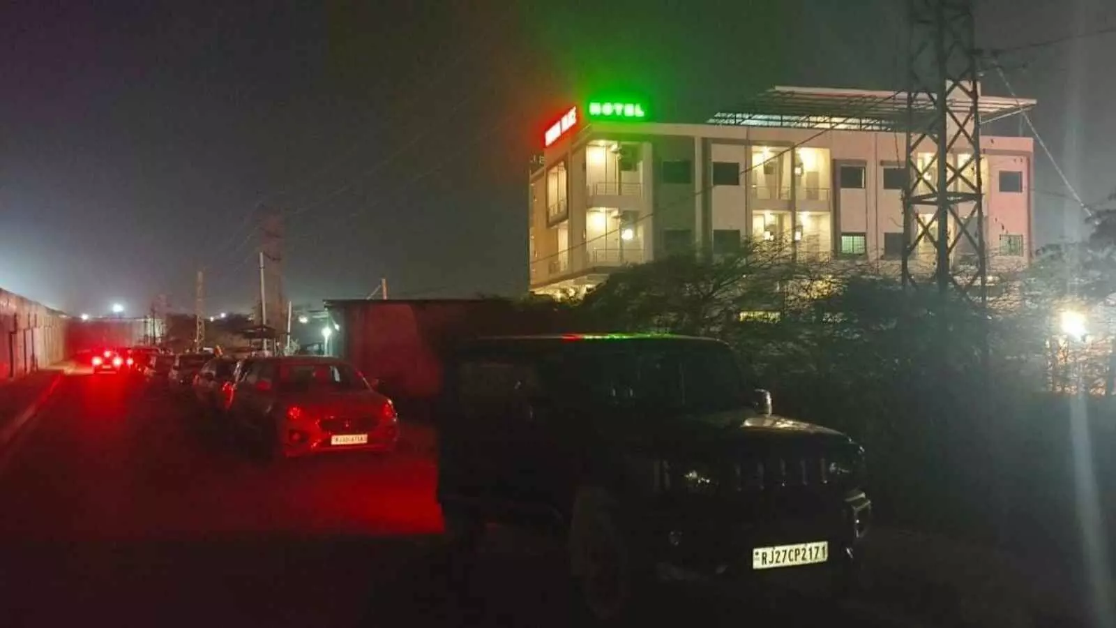 राजसमंद में आरके ब्रिज के पास हाईवे सर्विस रोड पर अवैध रूप से खड़े वाहन और बाधित यातायात का दृश्य। राजसमंद में आरके ब्रिज के पास हाईवे सर्विस रोड पर अवैध रूप से खड़े वाहन और बाधित यातायात का दृश्य।