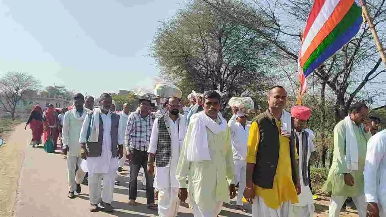 कैमरी धाम मंदिर परिसर में भगवान जगदीश की पूजा और ध्वजा अर्पण करते श्रद्धालु और पुजारी। कैमरी धाम मंदिर परिसर में भगवान जगदीश की पूजा और ध्वजा अर्पण करते श्रद्धालु और पुजारी।