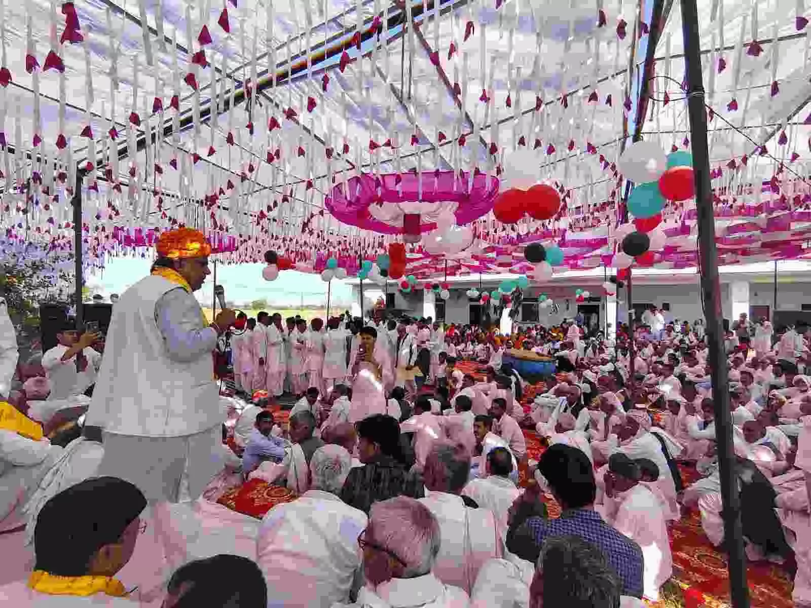 सहजपुरा गांव में आयोजित कन्हैया पद दंगल कार्यक्रम के दौरान मंच पर उपस्थित अतिथि और कलाकार। सहजपुरा गांव में आयोजित कन्हैया पद दंगल कार्यक्रम के दौरान मंच पर उपस्थित अतिथि और कलाकार।