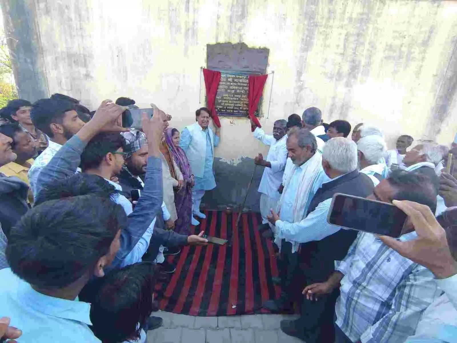 कमालपुर में नवीन ग्राम पंचायत भवन का उद्घाटन करते मानसिंह गुर्जर और उपस्थित अन्य जनप्रतिनिधि। कमालपुर में नवीन ग्राम पंचायत भवन का उद्घाटन करते मानसिंह गुर्जर और उपस्थित अन्य जनप्रतिनिधि।