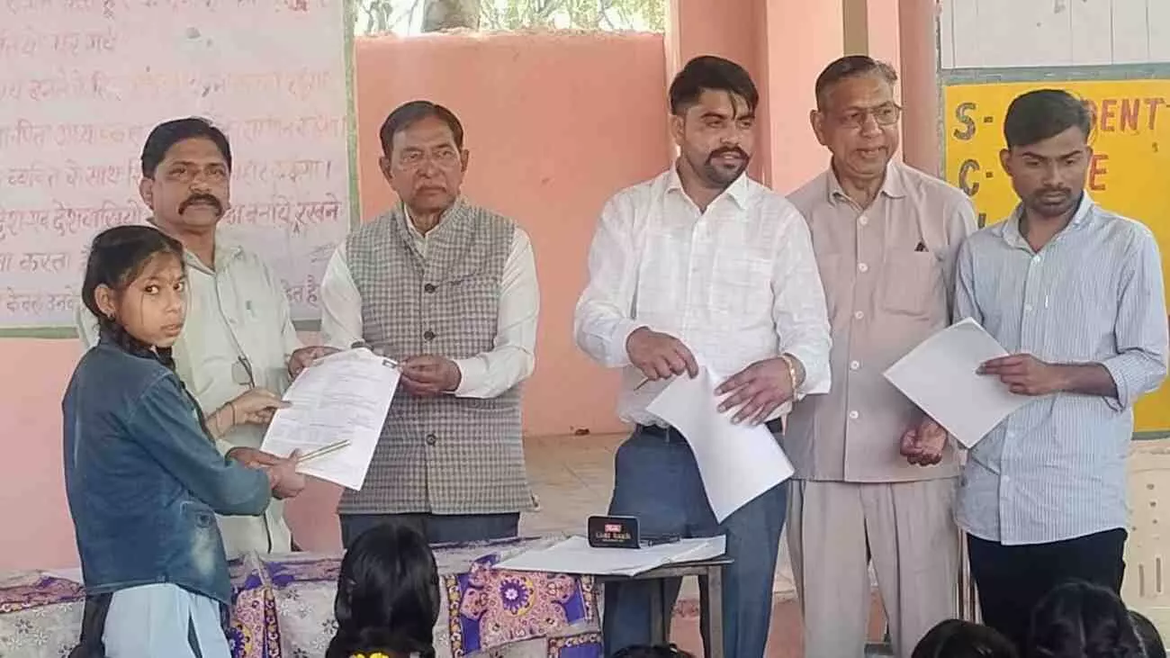 सवाई माधोपुर के खेरदा स्कूल में कक्षा 8 के विदाई समारोह के दौरान छात्रों को उपहार बांटते अतिथि और शिक्षक। सवाई माधोपुर के खेरदा स्कूल में कक्षा 8 के विदाई समारोह के दौरान छात्रों को उपहार बांटते अतिथि और शिक्षक।