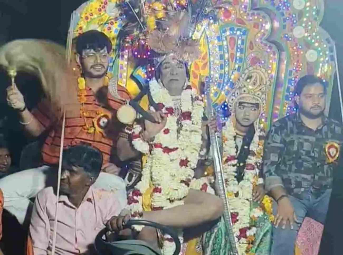 सवाई माधोपुर के सौरती बाजार में महाशिवरात्रि मेले के दौरान भगवान शिव का स्वरूप धारण किए कलाकार की शोभायात्रा। सवाई माधोपुर के सौरती बाजार में महाशिवरात्रि मेले के दौरान भगवान शिव का स्वरूप धारण किए कलाकार की शोभायात्रा।