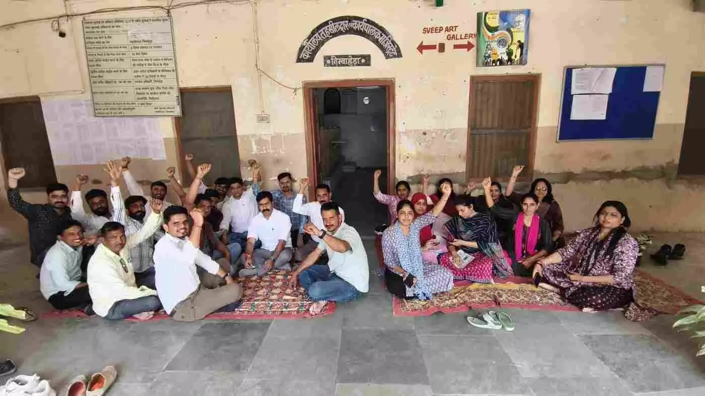निम्बाहेड़ा में राजस्व विभाग के कर्मचारी और पटवारी उपखण्ड अधिकारी को ज्ञापन सौंपते हुए प्रदर्शन कर रहे हैं। निम्बाहेड़ा में राजस्व विभाग के कर्मचारी और पटवारी उपखण्ड अधिकारी को ज्ञापन सौंपते हुए प्रदर्शन कर रहे हैं।