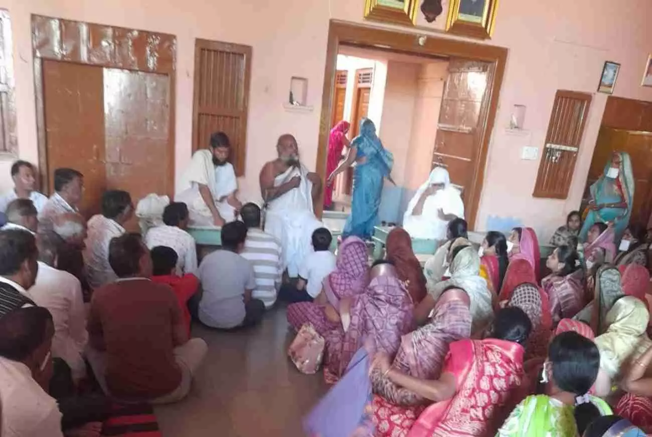 डूंगला में आयोजित सत्संग के दौरान मंच पर प्रवचन देते राष्ट्र-संत ललितप्रभ सागर जी महाराज और उपस्थित श्रद्धालु। डूंगला में आयोजित सत्संग के दौरान मंच पर प्रवचन देते राष्ट्र-संत ललितप्रभ सागर जी महाराज और उपस्थित श्रद्धालु।