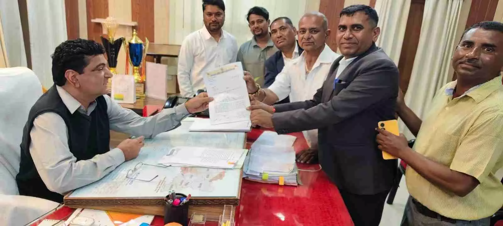 भीलवाड़ा कलेक्ट्रेट में आलोली केमिकल कांड के विरोध में ज्ञापन देते कंजर वीर भारतीय सेना के सदस्य।