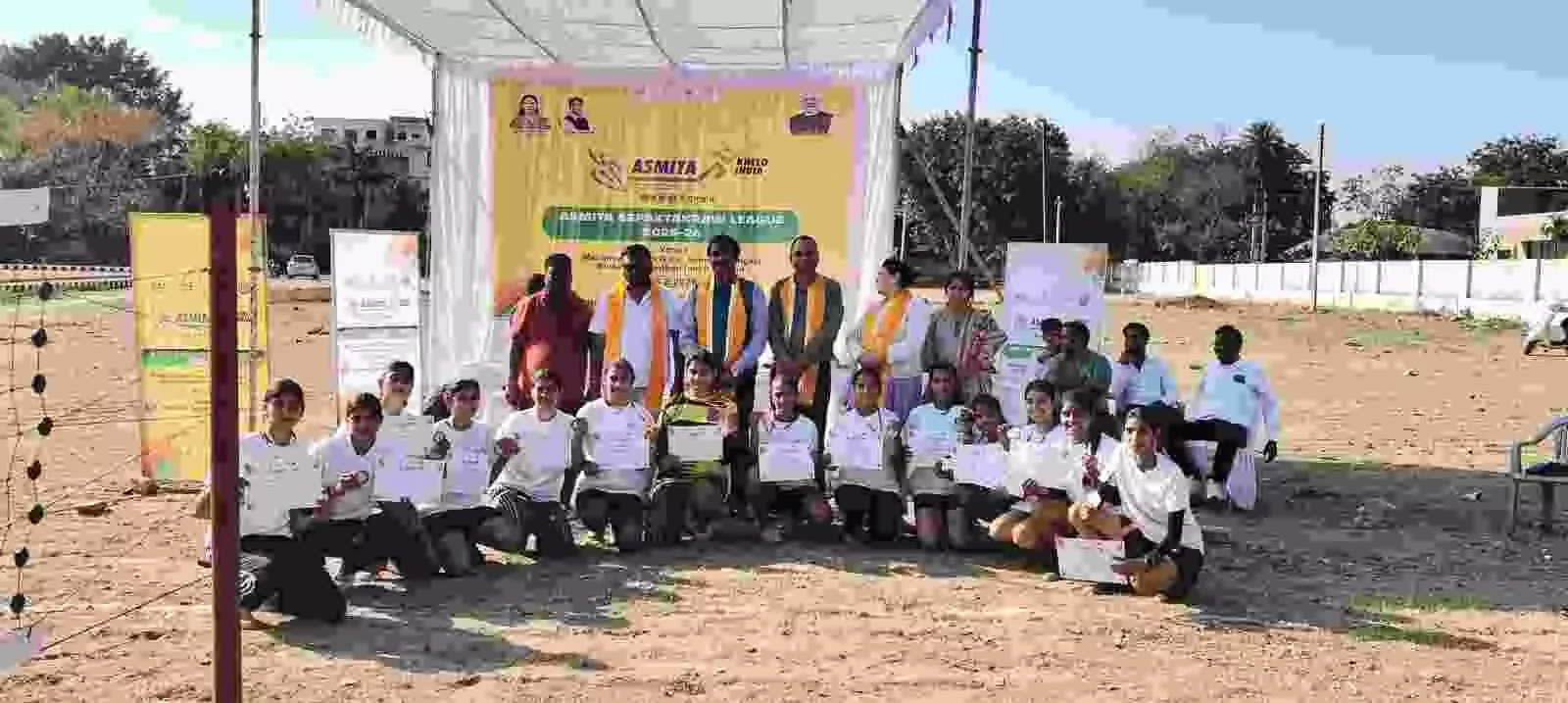 भीलवाड़ा के मोदी ग्राउंड पर अस्मिता खेलो इंडिया प्रतियोगिता के दौरान खेलती बालिकाएं और उपस्थित अतिथि। भीलवाड़ा के मोदी ग्राउंड पर अस्मिता खेलो इंडिया प्रतियोगिता के दौरान खेलती बालिकाएं और उपस्थित अतिथि।