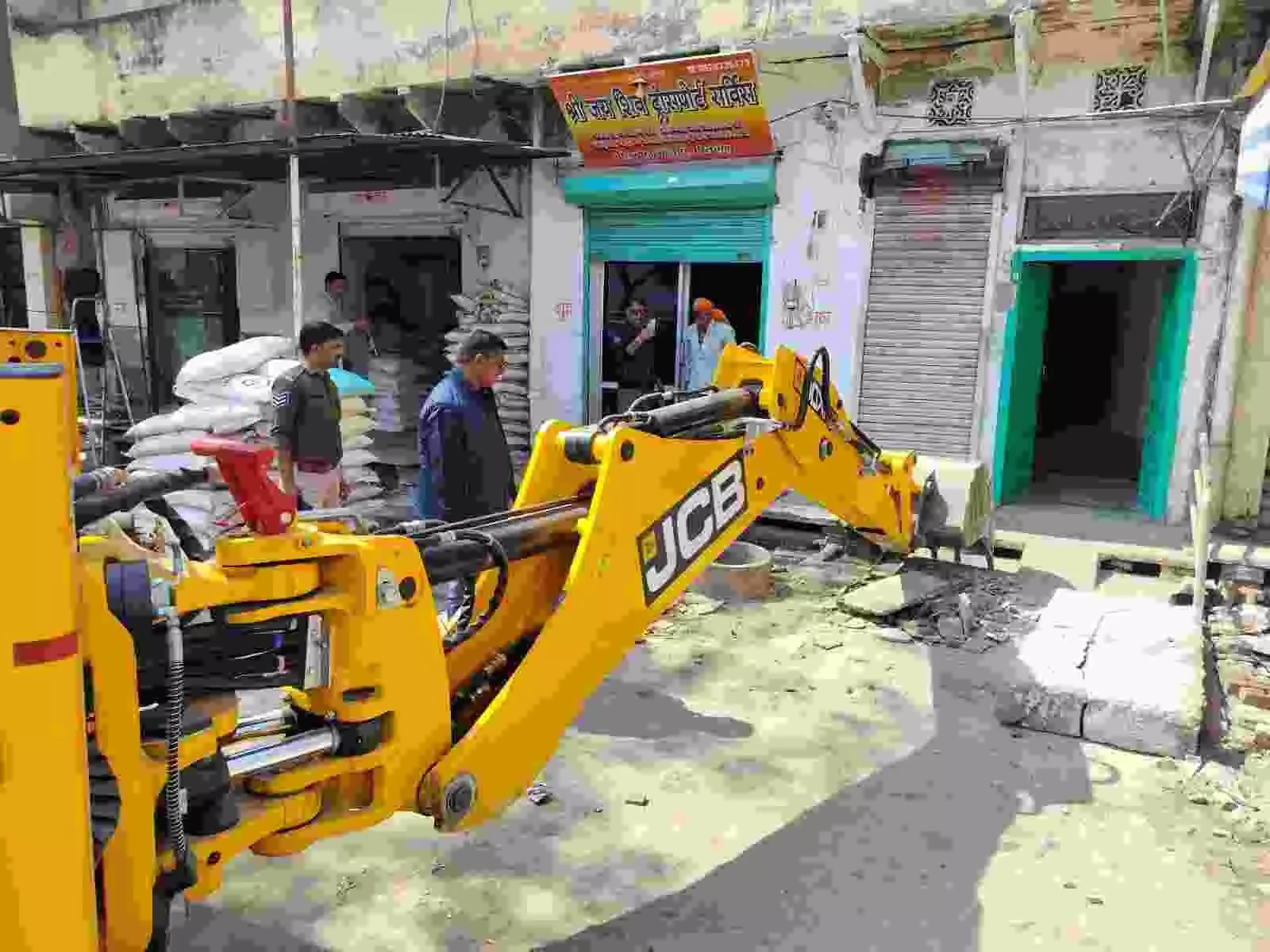 भीलवाड़ा नगर निगम टीम द्वारा सड़क किनारे से अस्थाई अतिक्रमण हटाते हुए और सिंगल यूज प्लास्टिक जब्त करने की कार्यवाही। भीलवाड़ा नगर निगम टीम द्वारा सड़क किनारे से अस्थाई अतिक्रमण हटाते हुए और सिंगल यूज प्लास्टिक जब्त करने की कार्यवाही।