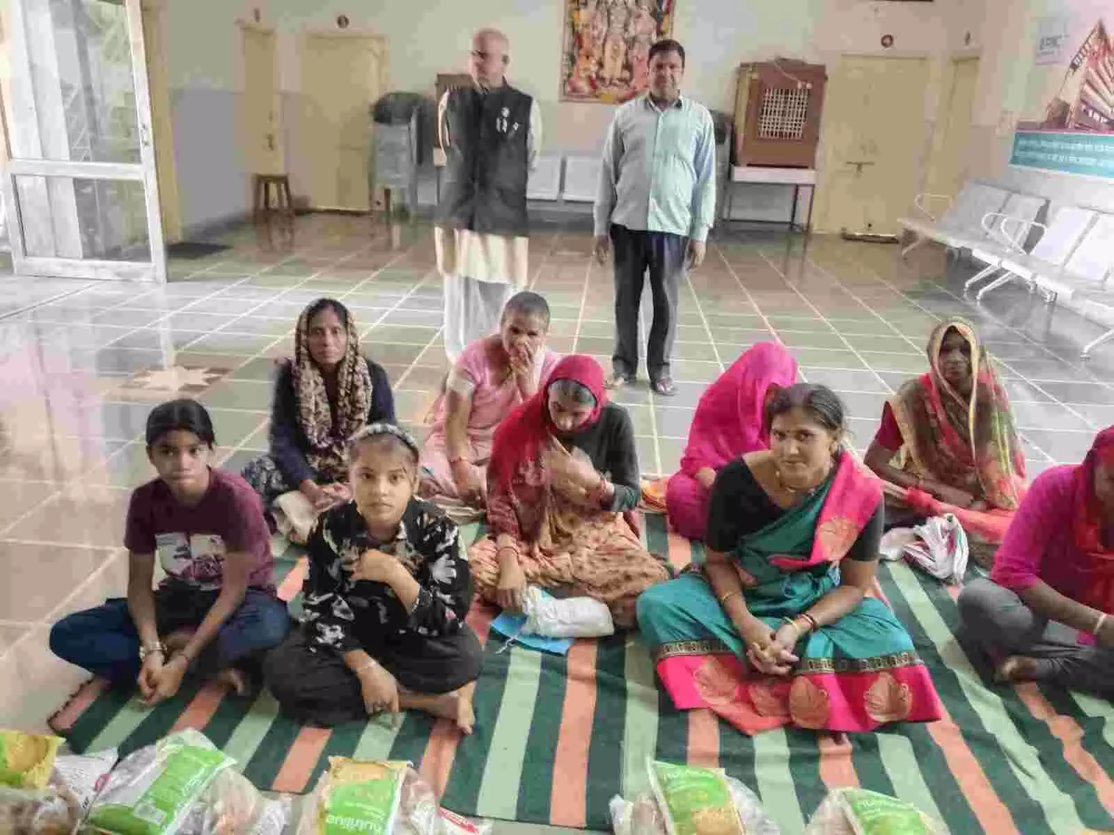 भीलवाड़ा में श्री गणेश उत्सव समिति के सदस्य निर्धन महिलाओं को भोजन कीट वितरित करते हुए दिख रहे हैं। भीलवाड़ा में श्री गणेश उत्सव समिति के सदस्य निर्धन महिलाओं को भोजन कीट वितरित करते हुए दिख रहे हैं।