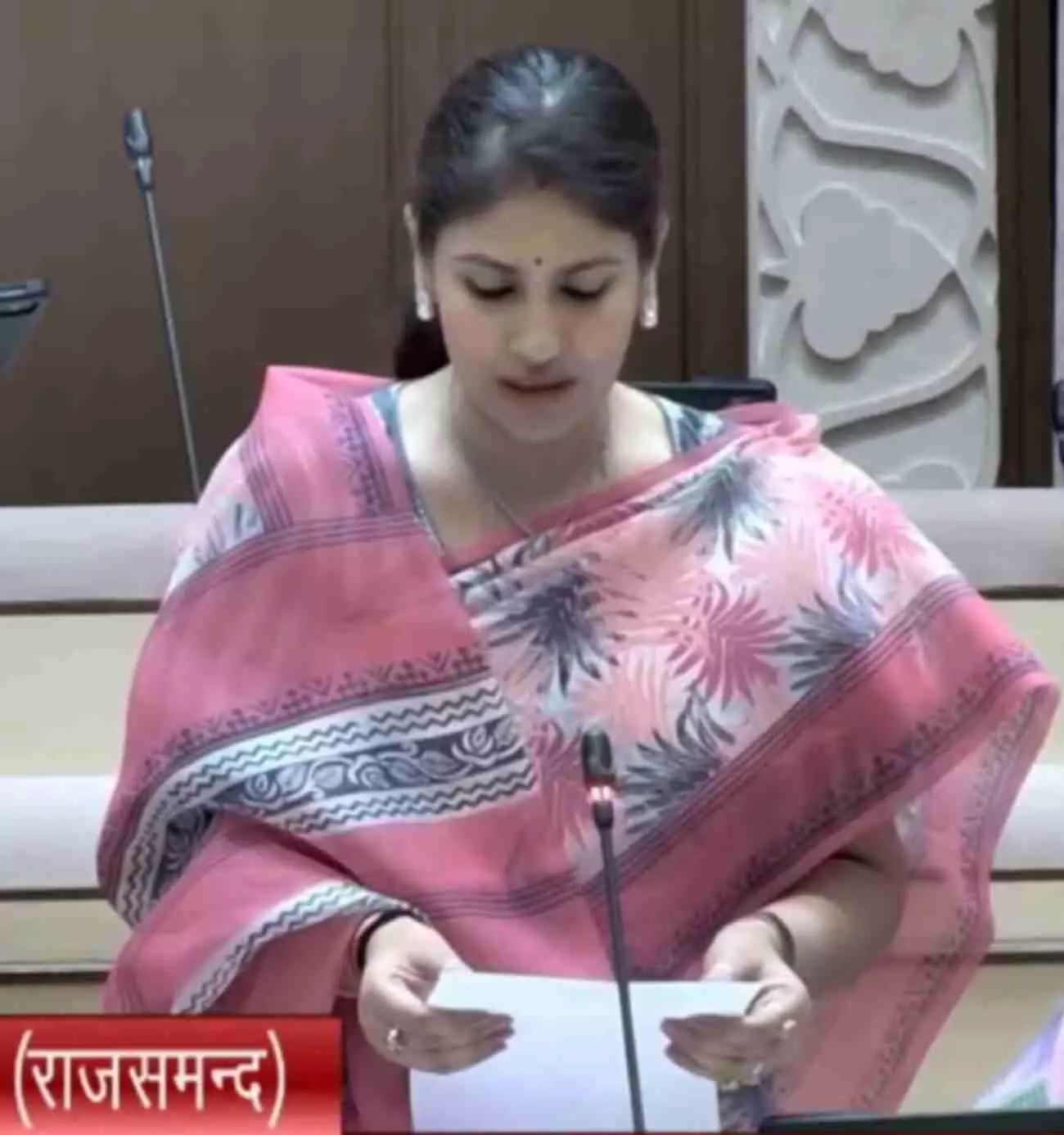 राजस्थान विधानसभा में राजसमंद विधायक दीप्ति किरण माहेश्वरी क्षेत्र की समस्याओं पर वक्तव्य देती हुईं। राजस्थान विधानसभा में राजसमंद विधायक दीप्ति किरण माहेश्वरी क्षेत्र की समस्याओं पर वक्तव्य देती हुईं।