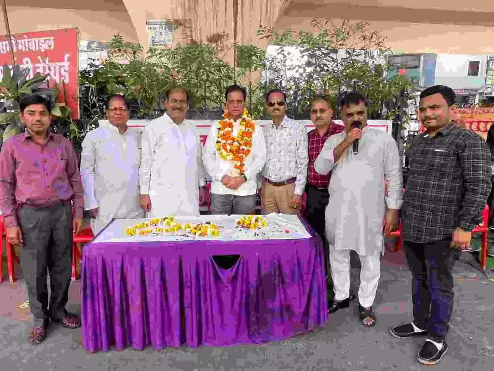 कोटा के अनंतपुरा चौराहे पर महाशिवरात्रि के अवसर पर आयोजित विशाल भंडारे में भोजन प्रसादी ग्रहण करते श्रद्धालु। कोटा के अनंतपुरा चौराहे पर महाशिवरात्रि के अवसर पर आयोजित विशाल भंडारे में भोजन प्रसादी ग्रहण करते श्रद्धालु।