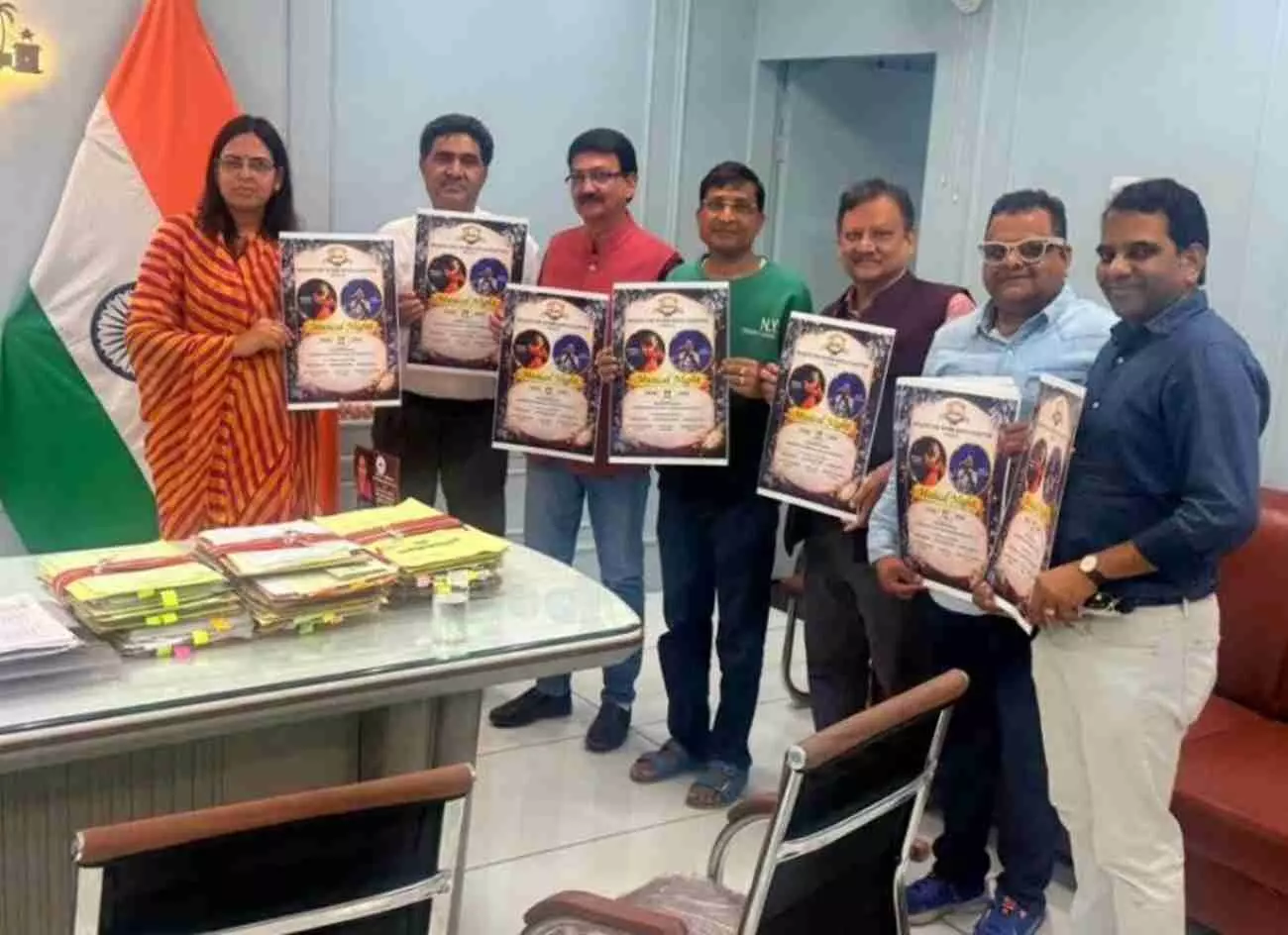 कोटा विकास प्राधिकरण आयुक्त ममता तिवारी अन्य पदाधिकारियों के साथ म्यूजिकल नाइट कार्यक्रम का पोस्टर दिखाते हुए। कोटा विकास प्राधिकरण आयुक्त ममता तिवारी अन्य पदाधिकारियों के साथ म्यूजिकल नाइट कार्यक्रम का पोस्टर दिखाते हुए।