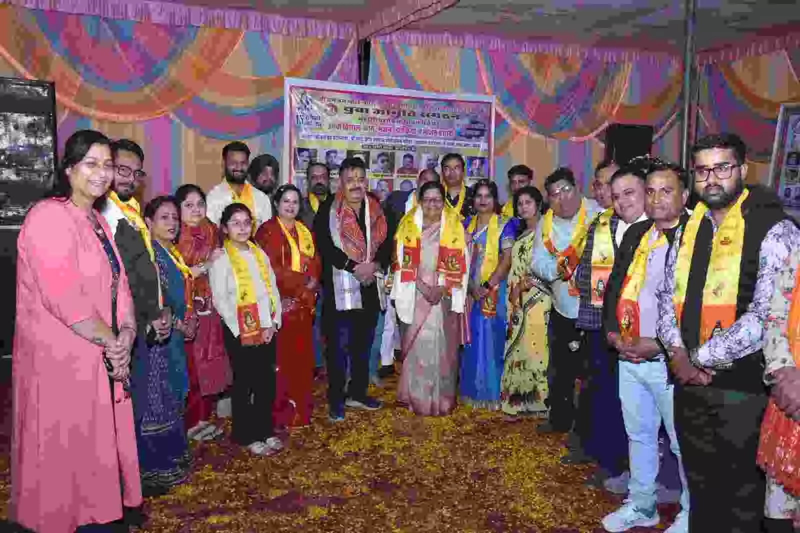 कवर नगर जयपुर के मंदिर में आयोजित फाग उत्सव कार्यक्रम में शामिल अतिथि और श्रद्धालुगण। कवर नगर जयपुर के मंदिर में आयोजित फाग उत्सव कार्यक्रम में शामिल अतिथि और श्रद्धालुगण।