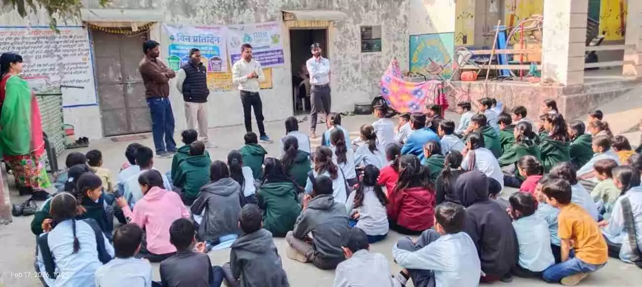 महात्मा गांधी सरकारी स्कूल हरनाथपुरा में स्वच्छता जागरूकता अभियान के दौरान जानकारी लेते स्कूली बच्चे और स्टाफ। महात्मा गांधी सरकारी स्कूल हरनाथपुरा में स्वच्छता जागरूकता अभियान के दौरान जानकारी लेते स्कूली बच्चे और स्टाफ।