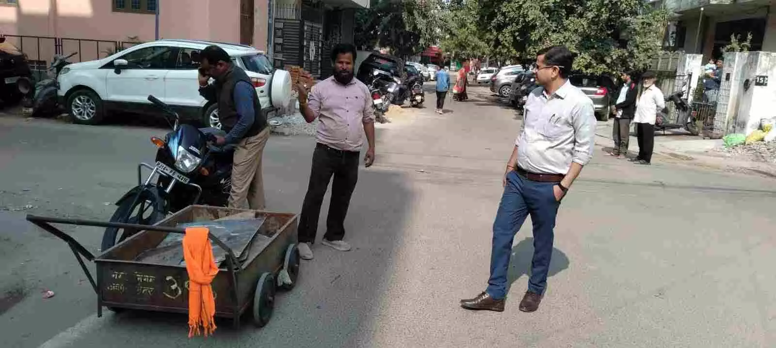 जयपुर नगर निगम के वार्ड ओआईसी फील्ड में सफाई व्यवस्था और कचरा पात्रों का निरीक्षण करते हुए। जयपुर नगर निगम के वार्ड ओआईसी फील्ड में सफाई व्यवस्था और कचरा पात्रों का निरीक्षण करते हुए।
