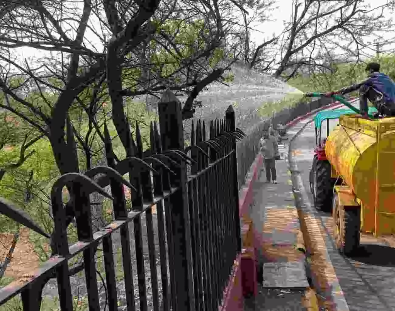 जयपुर नगर निगम के कर्मचारी द्वारा नाले के किनारे मशीन से कीटनाशक दवा का छिड़काव किया जा रहा है। जयपुर नगर निगम के कर्मचारी द्वारा नाले के किनारे मशीन से कीटनाशक दवा का छिड़काव किया जा रहा है।