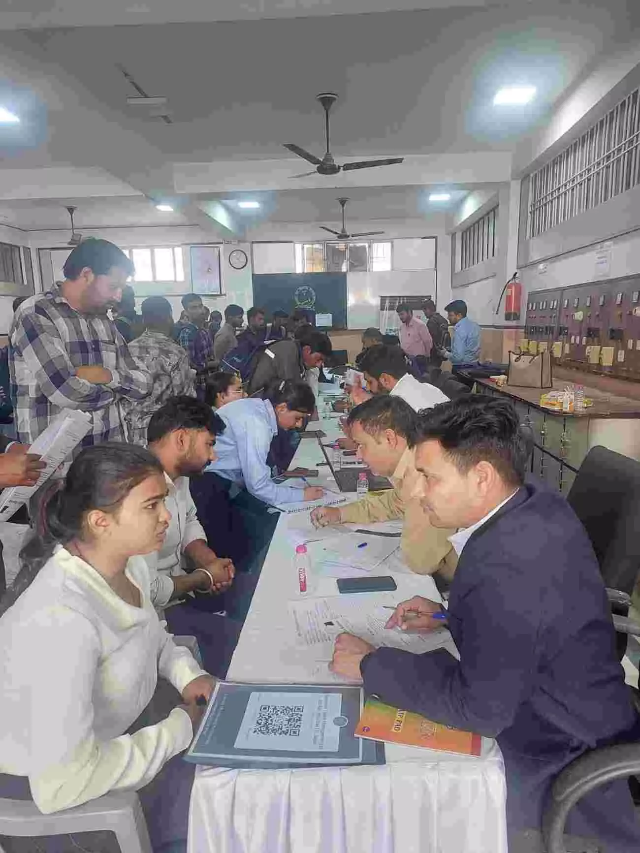 जयपुर में आयोजित रोजगार शिविर के दौरान पंजीकरण कराते युवा अभ्यर्थी और उपस्थित अधिकारी। जयपुर में आयोजित रोजगार शिविर के दौरान पंजीकरण कराते युवा अभ्यर्थी और उपस्थित अधिकारी।