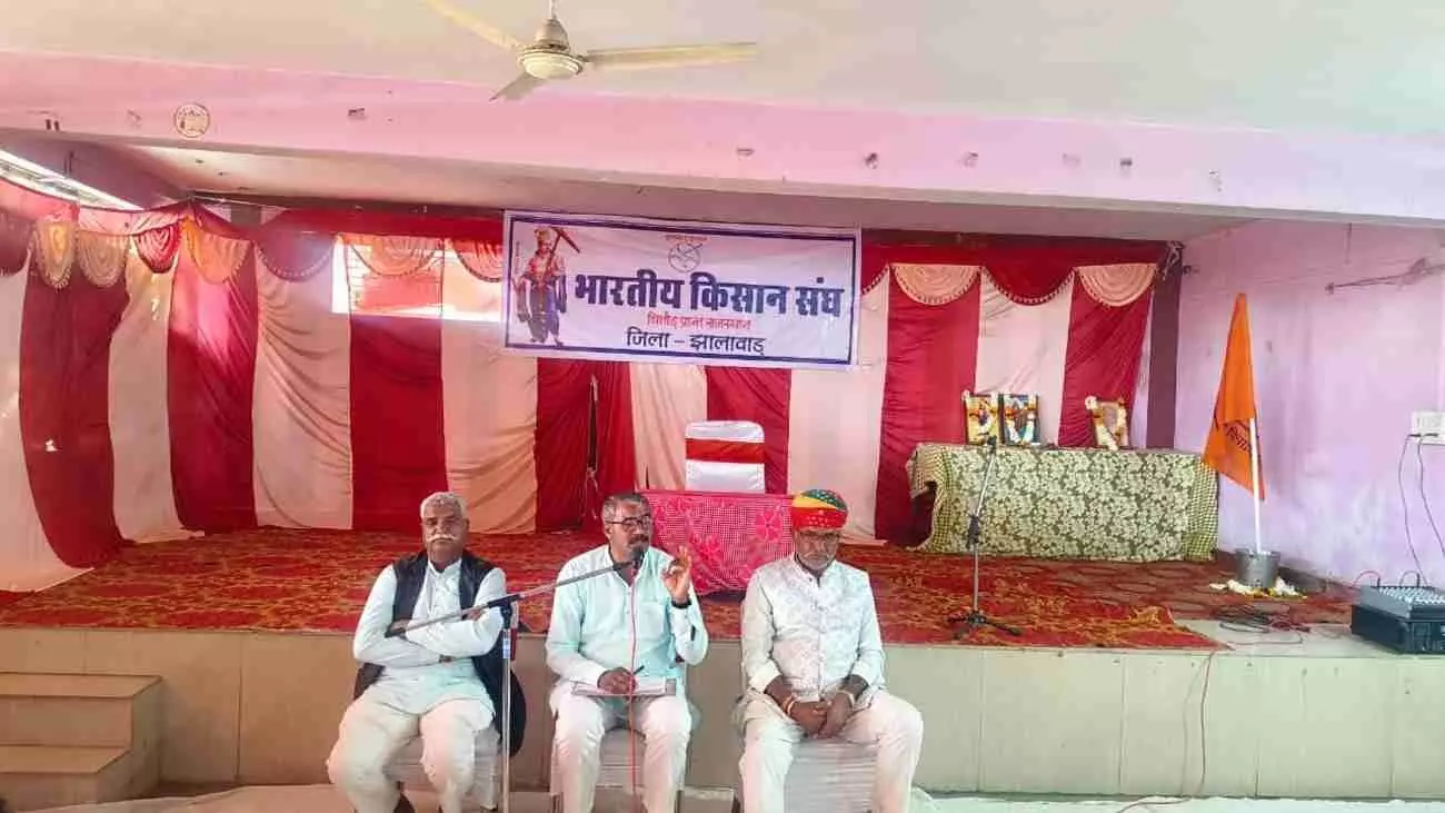 सोयत कला कृषि मंडी प्रांगण में सामूहिक विवाह की तैयारियों में जुटे भारतीय किसान संघ के कार्यकर्ता। सोयत कला कृषि मंडी प्रांगण में सामूहिक विवाह की तैयारियों में जुटे भारतीय किसान संघ के कार्यकर्ता।