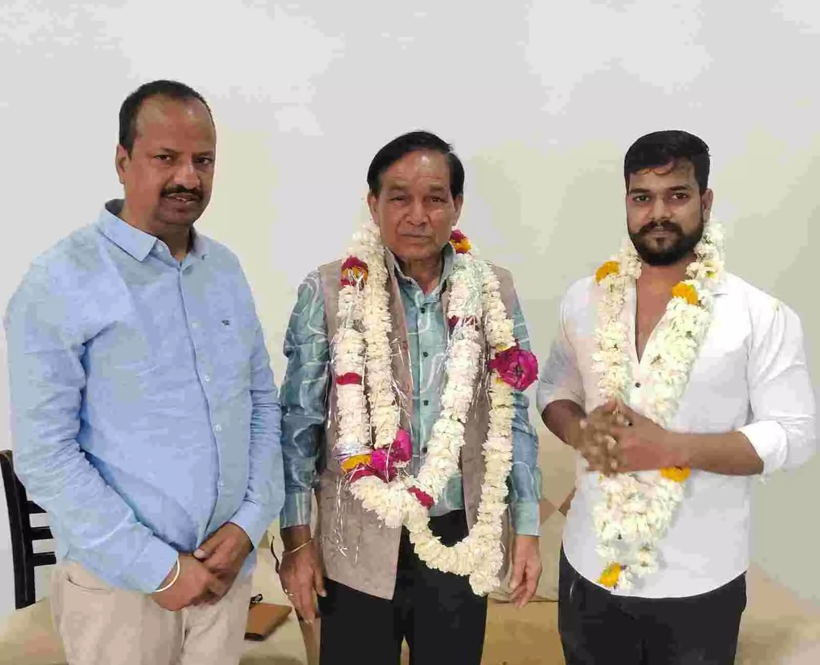 झालरापाटन में वीरेंद्र सिंह गुर्जर अजय पुष्पद को ओबीसी प्रकोष्ठ नियुक्ति पत्र देते हुए। झालरापाटन में वीरेंद्र सिंह गुर्जर अजय पुष्पद को ओबीसी प्रकोष्ठ नियुक्ति पत्र देते हुए।