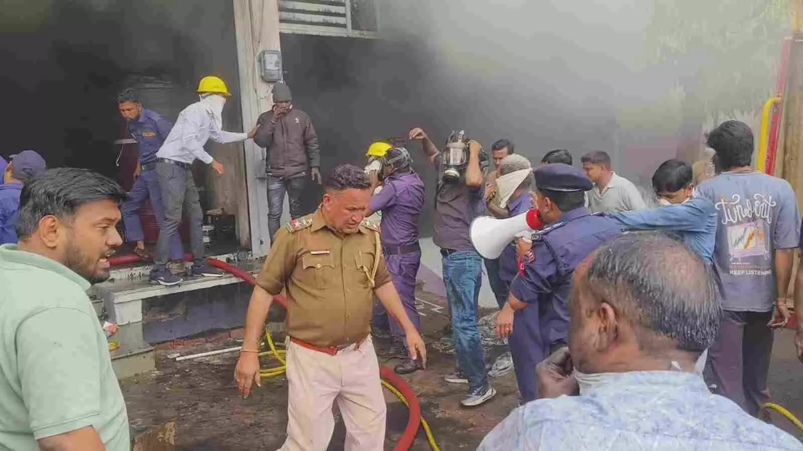 प्रतापगढ़ की ओसिया विहार कॉलोनी में धधकते हुए पाइप गोदाम और आग बुझाते दमकलकर्मी। प्रतापगढ़ की ओसिया विहार कॉलोनी में धधकते हुए पाइप गोदाम और आग बुझाते दमकलकर्मी।