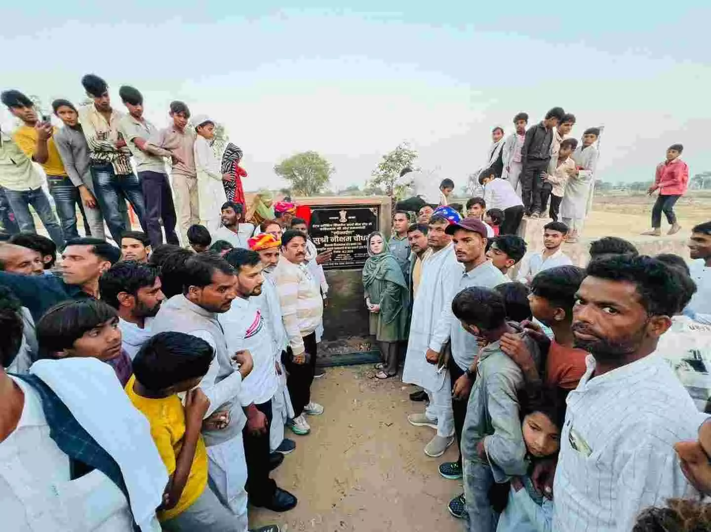 बावनवाड़ी पहाड़ी जूरहेड़ा में विधायक नौक्षम चौधरी द्वारा नई सड़कों का लोकार्पण करते हुए दृश्य। बावनवाड़ी पहाड़ी जूरहेड़ा में विधायक नौक्षम चौधरी द्वारा नई सड़कों का लोकार्पण करते हुए दृश्य।